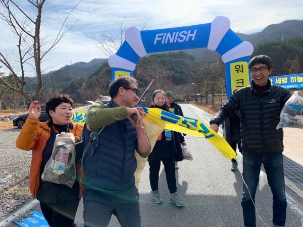 지난해 경북 봉화군 낙동강 세평하늘길에서 쓰레기를 주워오며 즐거워하고 있는 워크앤런의 플로깅 행사 참가자들