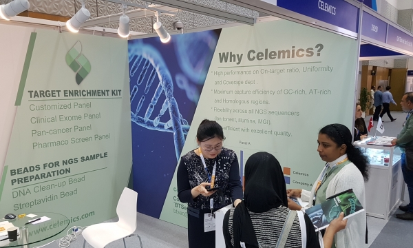 두바이에서 개최된 MEDLAB Middle East 2020에서 셀레믹스 전시장을 방문한 진단 관련 업계 전문가들이 셀레믹스 제품과 서비스에 대한 설명을 듣고 있다