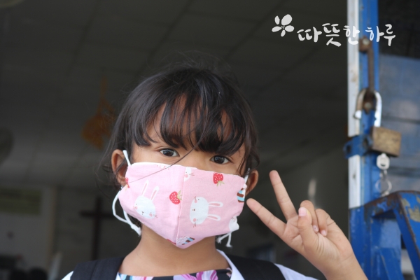 도담도담 마스크를 착용한 캄보디아 아동