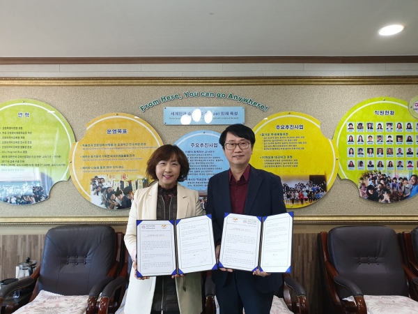 강원외국어교육원 홍광자 원장과 엠글리쉬 이만홍 대표가 업무협약 체결 후 기념사진을 찍고 있다