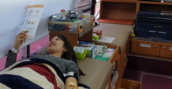 한국보건복지인력개발원 직원이 헌혈행사에 참여하고 있다
