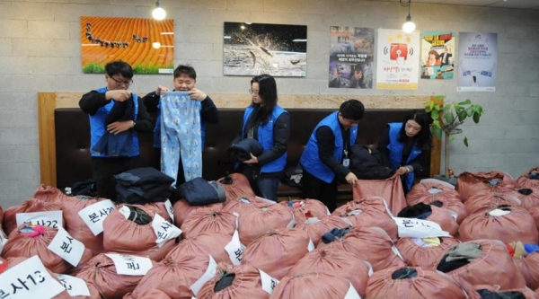 한국환경공단 임직원들이 개발도상국 등에 전달하기 위해 기부받은 의류, 모자, 신발, 가방 등 잡화 및 옛 근무복을 선별·분류하고 있다