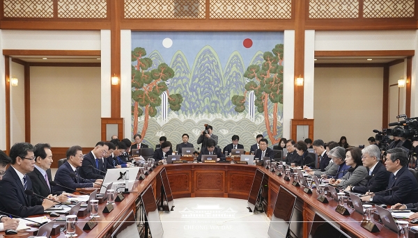 18일 청와대에서 국무회의 참석 장관들이 문재인 대통령의 발언을 듣고 있다.(사진출처: 청와대 홈페이지)