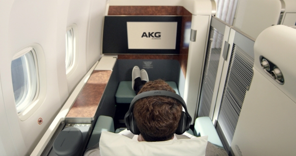 삼성전자 오디오 브랜드 AKG의 노이즈 캔슬링 헤드폰 N700이 대한항공 퍼스트클래스 전용 공식 헤드폰으로 선정됐다