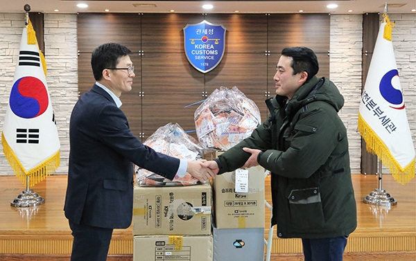 인천세관 통관지원과 양을수 과장(왼쪽)이 한국사회복지협의회 산하 인천 푸드마켓 유현우 사회복지사에게 마스크를 전달하고 있다.(사진=관세청)