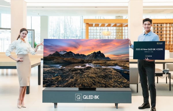 삼성전자 모델이 2020년형 QLED 8K TV 사전판매 이벤트를 소개하고 있다