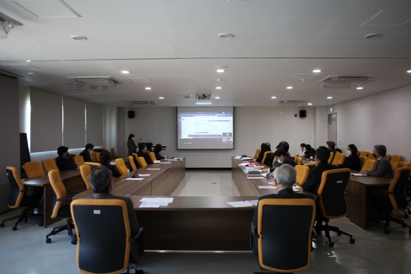김포대학교 관계자들이 디지털 플랫폼 활용을 통한 실시간 원격교육 시연과 회의를 진행하고 있다