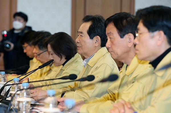 정세균 국무총리(오른쪽 세번째)가 15일 정부서울청사에서 긴급경제상황점검회의를 주재하며 발언하고 있다.