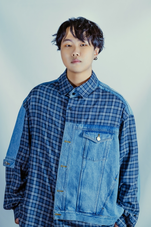 ‘고등래퍼3’ 출신 슈퍼 루키 최진호(BlueWhale)가 오늘(16일) 정오 첫 미니앨범 ‘WARP’를 발매한다.