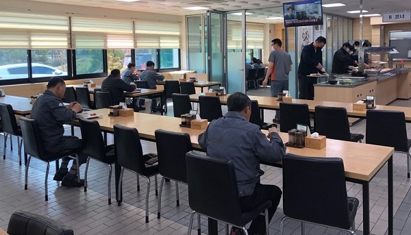 한국타이어 대전공장 직원들이 24일 구내식당에서 한방향 일렬 식사로 사회적 거리두기를 적극 실천하고 있다. (사진=한국타이어 대전공장)