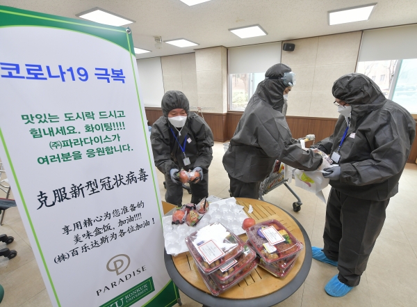 건국대학교 직원들이 코로나19 감염병 예방을 위해 2주간 별도 기숙사에서 생활하는 유학생들에게 도시락과 간식을 나눠주고 있다