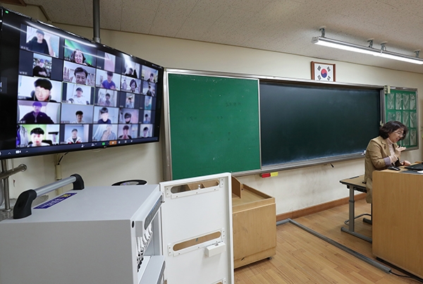 본격적인 온라인 개학에 앞서 시범 수업을 진행 중인 최소연 원평중학교 선생님.