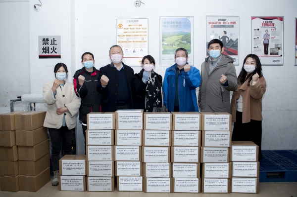 중국 칭다오시문화관광국과 칭다오시여행사협회가 한국 여행업체에 마스크 1만5000장을 기부했다