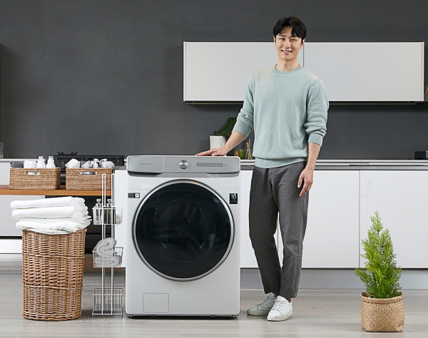 삼성전자 모델이 삼성전자 국내 최대 용량 24kg 그랑데AI 세탁기 신제품을 소개하고 있다