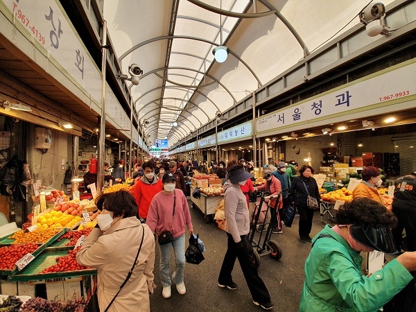 서울 광림교회 교인 1500여명은 지난 21일 광장시장 등을 찾아 상인들을 위로하고, 물품을 구입하는 사랑의 장보기를 실시했다. (사진=광림교회)