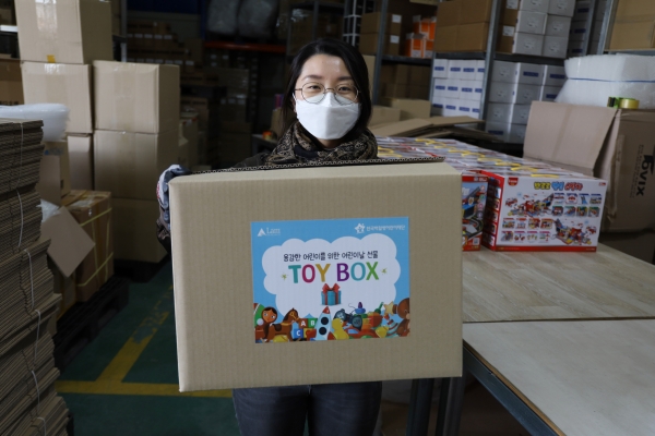 한국백혈병어린이재단과 램리서치코리아가 준비한 어린이날 선물상자