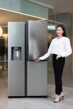 삼성전자가 정수기를 탑재한 양문형 정수기 냉장고를 출시했다