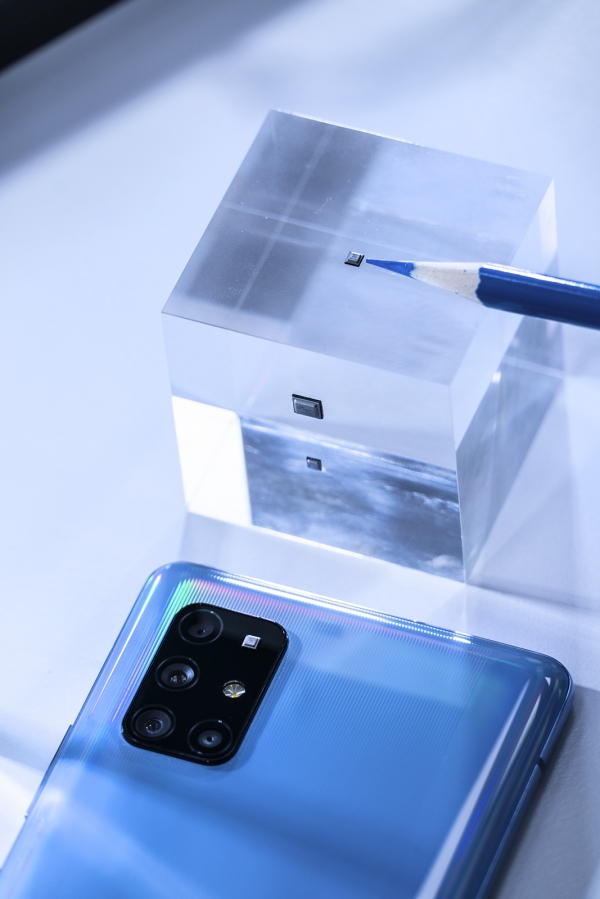 SK텔레콤 자회사 IDQ 연구진들이 갤럭시 A 퀀텀 스마트폰과 양자난수생성 칩셋을 테스트하고 있다
