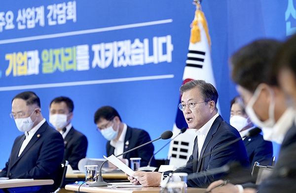문재인 대통령이 21일 서울 강남구 삼성동 무역협회 대회의실에서 열린 ‘위기 극복을 위한 주요 산업계 간담회’에서 발언하고 있다. (사진=청와대)