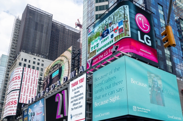 LG전자가 미국 현지시간으로 6월 4일부터 뉴욕 타임스스퀘어에 있는 LG전자 전광판에 미국법인 임직원들이 직접 만든 땡큐(Thank You) 메시지를 보여주고 있다