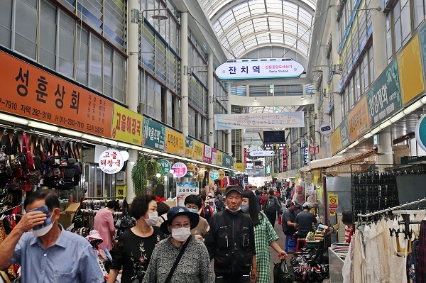 코로나19로 발길이 뜸했던 대전중앙시장에 물건을 구입하려는 시민들로 북적이고 있다.