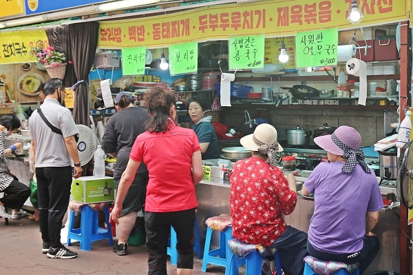 대전중앙시장 내 노점이 간단한 음식을 먹으려는 손님들로 활기를 띠고 있다.