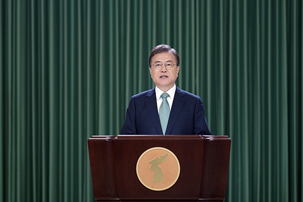 문재인 대통령이 15일 청와대에서 ‘6·15 남북공동선언’ 20주년 기념식 축사를 영상을 통해 전하고 있다. (사진=청와대)