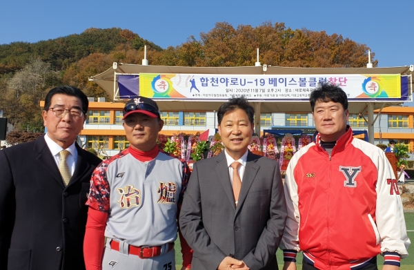 (왼쪽부터) 이선희 투수, 야로고등학교 전호근 감독, 이만수 감독, 야로중학교 장인욱감독입니다.
