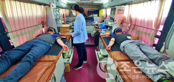 사랑의 헌혈행사를 위해 헌혈하는 사천시 공무원의 모습