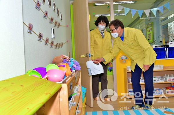 김일권 양산시장이 시립어린이집을 찾아 코로나19 감염예방을 위해 소독을 하고 있다.