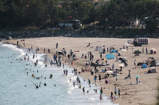 해수욕장에서 관광객들이 더위를 식히고 있다. (사진=문화체육관광부 국민소통실)