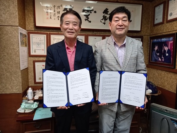 ㈜젬브로스(회장 홍상규, 왼쪽)과 한국AI교육협회(회장 문형남, 오른쪽우측) 업무협약 체결 모습