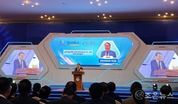 캄보디아 과학기술혁신의날 시상식 축사를 전하는 에스티에스로보테크 김기환 대표