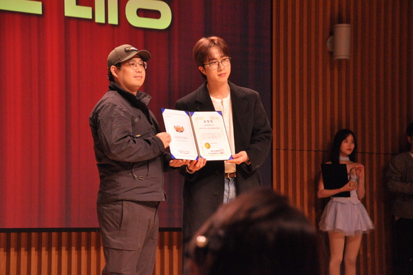  DJ 아스터와 DJ 네오가 제13회 한류힙합문화대상 시상식에서 ‘DJ 대상’을 수상했다.[한류힙합문화 제공]