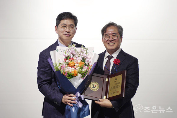 공로패를 수상한 이봉두 부산건축가회 직전회장[조은뉴스 촬영]