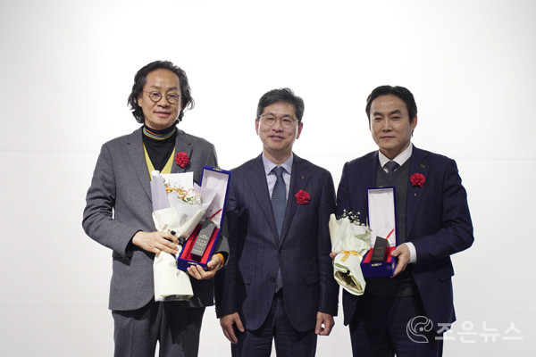 공로상을 수상한 하성태 (전)부산광역시 건축주택국장 및 ㈜백송홀딩스[조은뉴스 촬영]