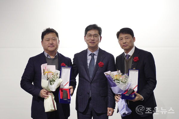 감사패를 수상한 ㈜제이디에스종합건축사사무소 대표이사 박관수 및 ㈜에이치제이중공업 건축사업본부 김주원 상무[조은뉴스 촬영]