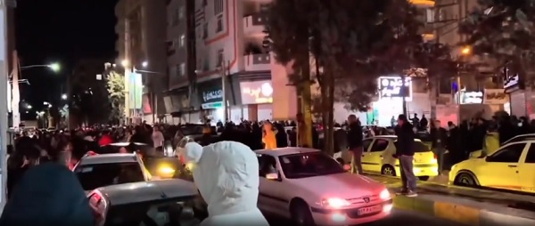 이란 곳곳의 주민들이 정권 지도부를 겨냥한 공습에 환호하고 있다.