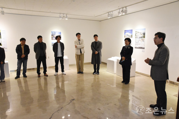 부산도시건축모형전에서 인사말을 전하는 부산건축가회 김두진 회장[조은뉴스 촬영]