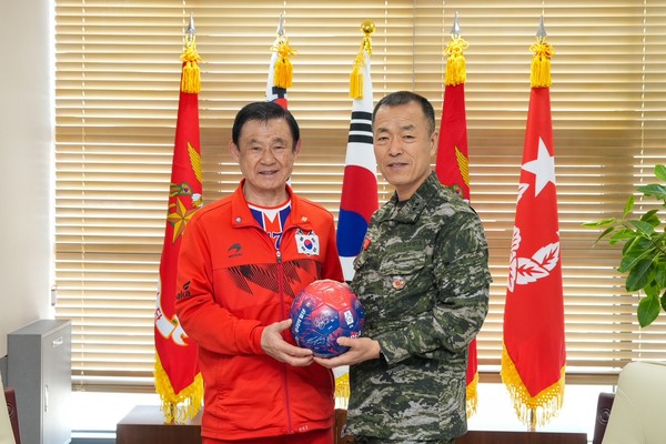 (사)대한생활체육직장축구협회 강석홍 회장이 해병대 제2사단에 위문품을 전달했다.[스타리치어드바이져 제공]