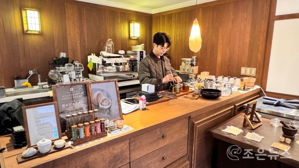 직접 브렌딩 티를 제조하며 시범을 보이고 있는 (주)오엠지 김민찬 대표[조은뉴스 촬영] 