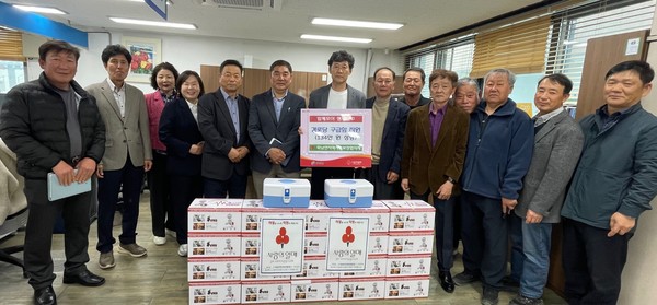 화남면 지역사회보장협의체 위원들이 관내 경로당에 구급함을 지원하고, 기념촬영을 하고 있다.[영천시 제공]