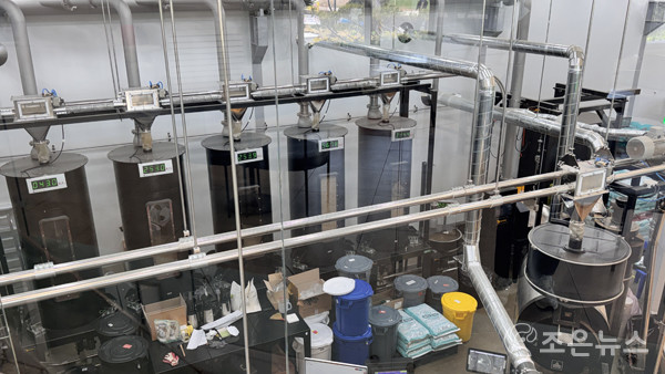 커피 제조 공정을 직접 확인할 수 있는 세븐에이치 카페내부[조은뉴스 촬영]  