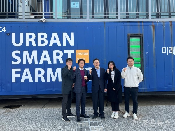 ㈜도시농사꾼 본사 ISO스마트팜 앞에서 부산경제진흥원장과 함께[도시농사꾼 제공]