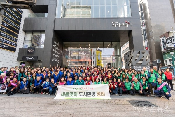 새봄맞이 도시환경정비를 실시한 부산진구 김영욱 구청장[부산진구청 제공]
