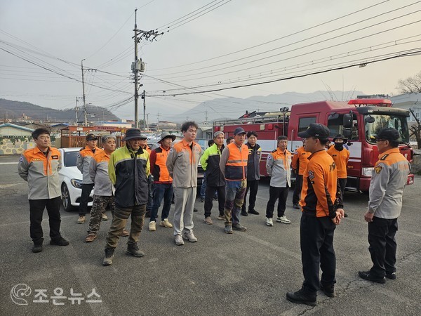 김태규 건천119안전센터장이 서면의용소방대원에게 이날 훈련에 대해 설명하고 있다.[조은뉴스 촬영]