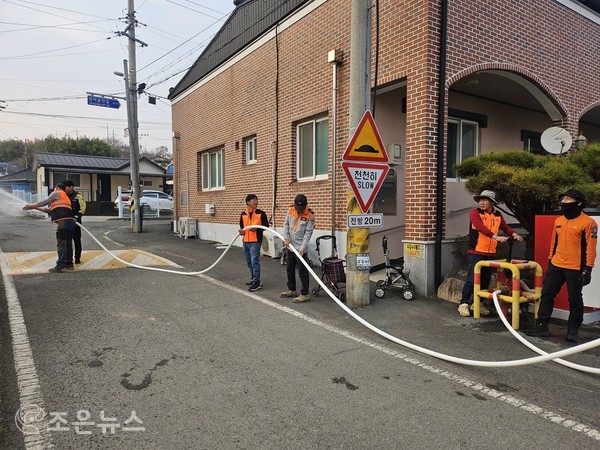 대원들이 소화전을 이용한 분사 훈련을 실시하고 있다.[조은뉴스 촬영]