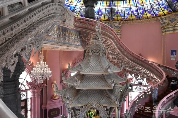 지하세계에서 지상을 거쳐 천상으로 간다는 컨셉의 박물관 내부 구조