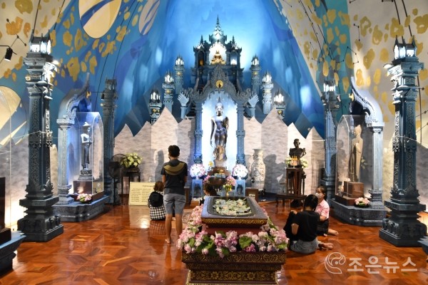 천상계에 도착하면 우주를 표현한 유토피아 같은 분위기를 연출하며  28개의 부처 불상이 있다