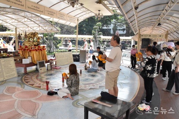 코끼리 우상을 숭배하고 있는 관광객들